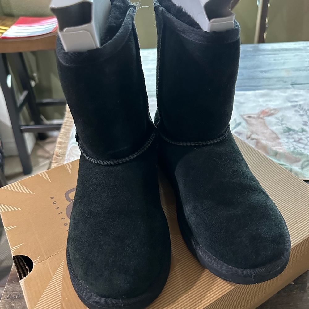 Black Uggs low
